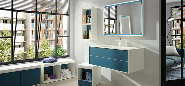 Salle d'eau bleu et blanc design avec grande vasque et miroir