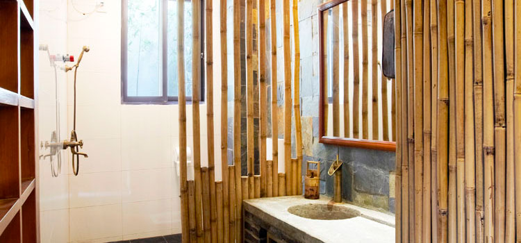 Salle de bain avec parement en bambous