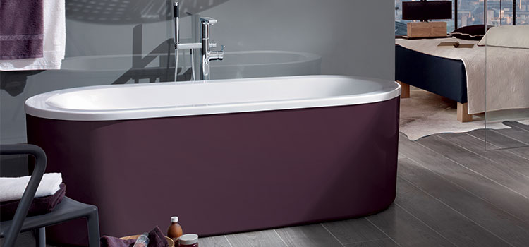 Baignoire cuve grenat dans salle de bain moderne