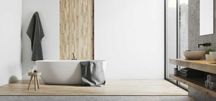 Salle de bain épurée au style design avec baignoire hors sol