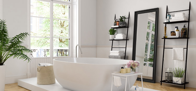 Grande baignoire hors sol dans une salle de bain blanche moderne