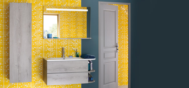 Salle de bains avec revêtement mural jaune