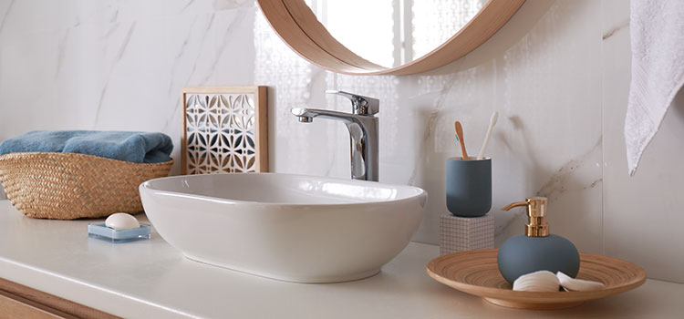 Vasque et miroir rond dans salle d'eau moderne