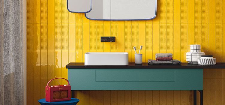 Salle de bains à carrelage mural jaune