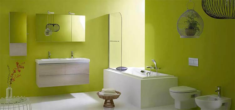 Double vasque moderne dans une salle de bains colorée