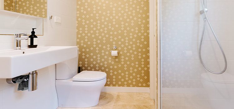 papier peint jaune avec motifs blancs dans une salle de bains