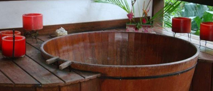 La baignoire dans une salle de bains japonaise