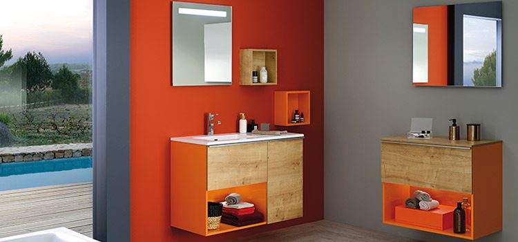 Salle de bains au design vitaminé avec murs orange