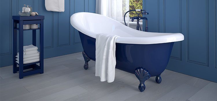 Baignoire à pied bleu foncé avec serviette de bain