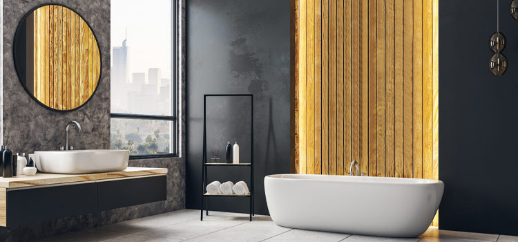 Salle de bains design avec baignoire hors sol et luminaire moderne
