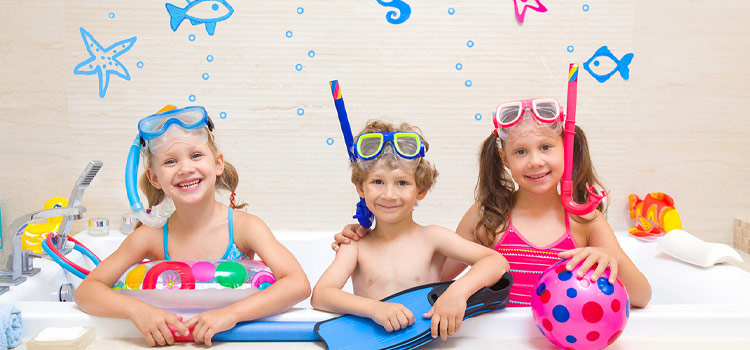 trois enfants dans la baignoire de salle de bains avec des motifs colorés