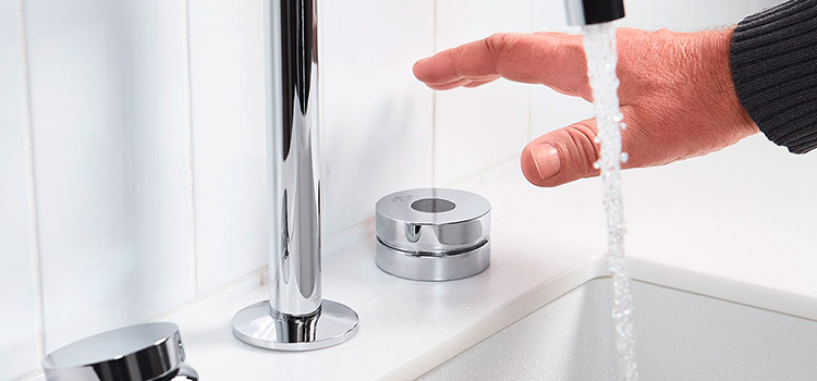 robinetterie salle de bains avec jet d'eau sans contact