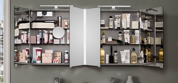 armoire de toilette avec les produits d'hygiène