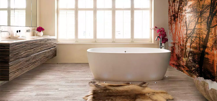 baignoire îlot installée dans une salle de bains style naturel