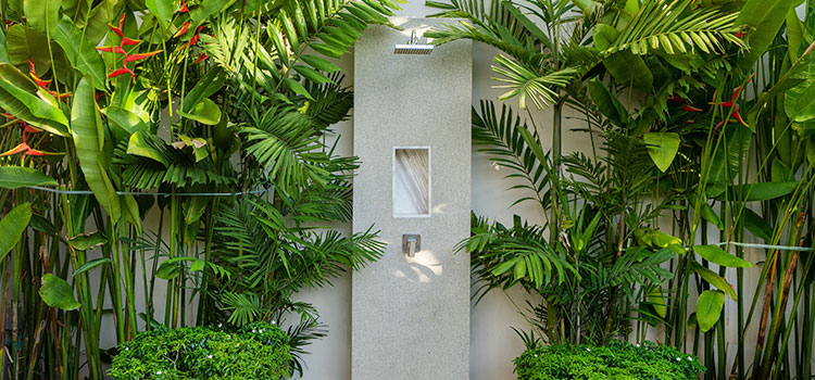 espace douche installé dans le jardin