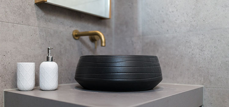 vasque de couleur noire dans une salle de bains