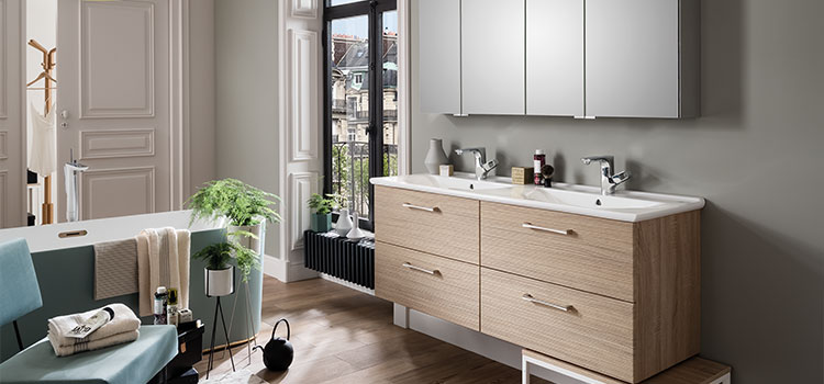 Une salle de bain gris et blanc en bois