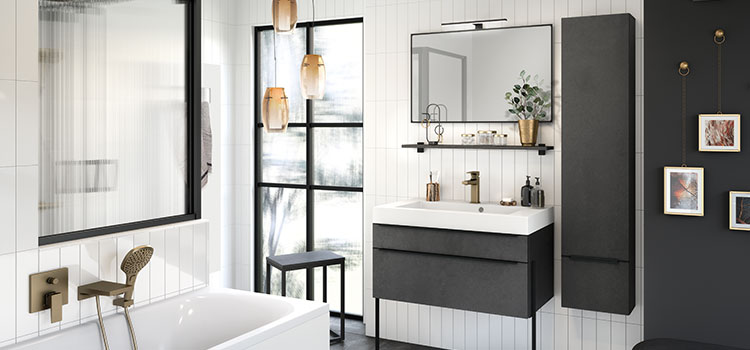 Une salle de bain aux teintes grises, blanches et noires