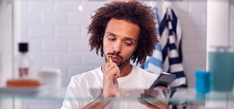 smartphone connecté à une douche