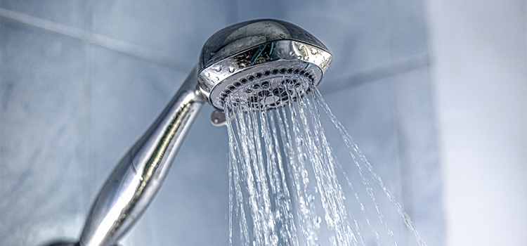 Pommeau de douche versant de l'eau