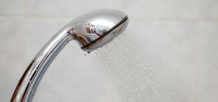 Pommeau de douche économiseur d'eau, anneau ou mousseur ? – Blog BUT