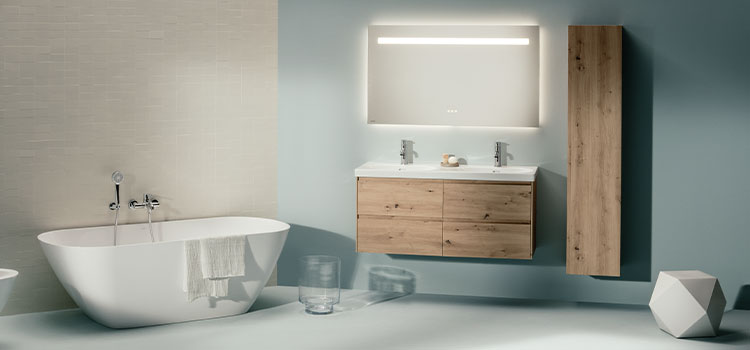 Salle de bains moderne avec meuble vasque  suspendu en bois et mur peint en gris.