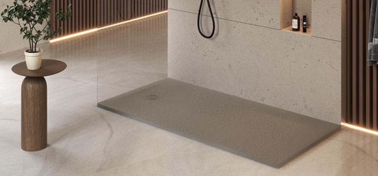 Douche italienne design avec grand receveur plat effet béton.