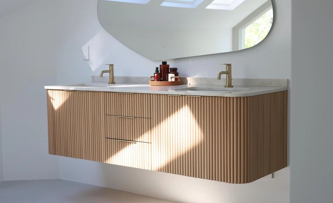 meuble de salle de bains en bois cannelé