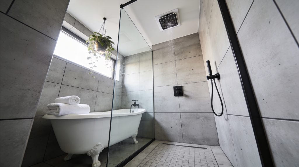 douche italienne exposée aux côtés d'une baignoire sur pied